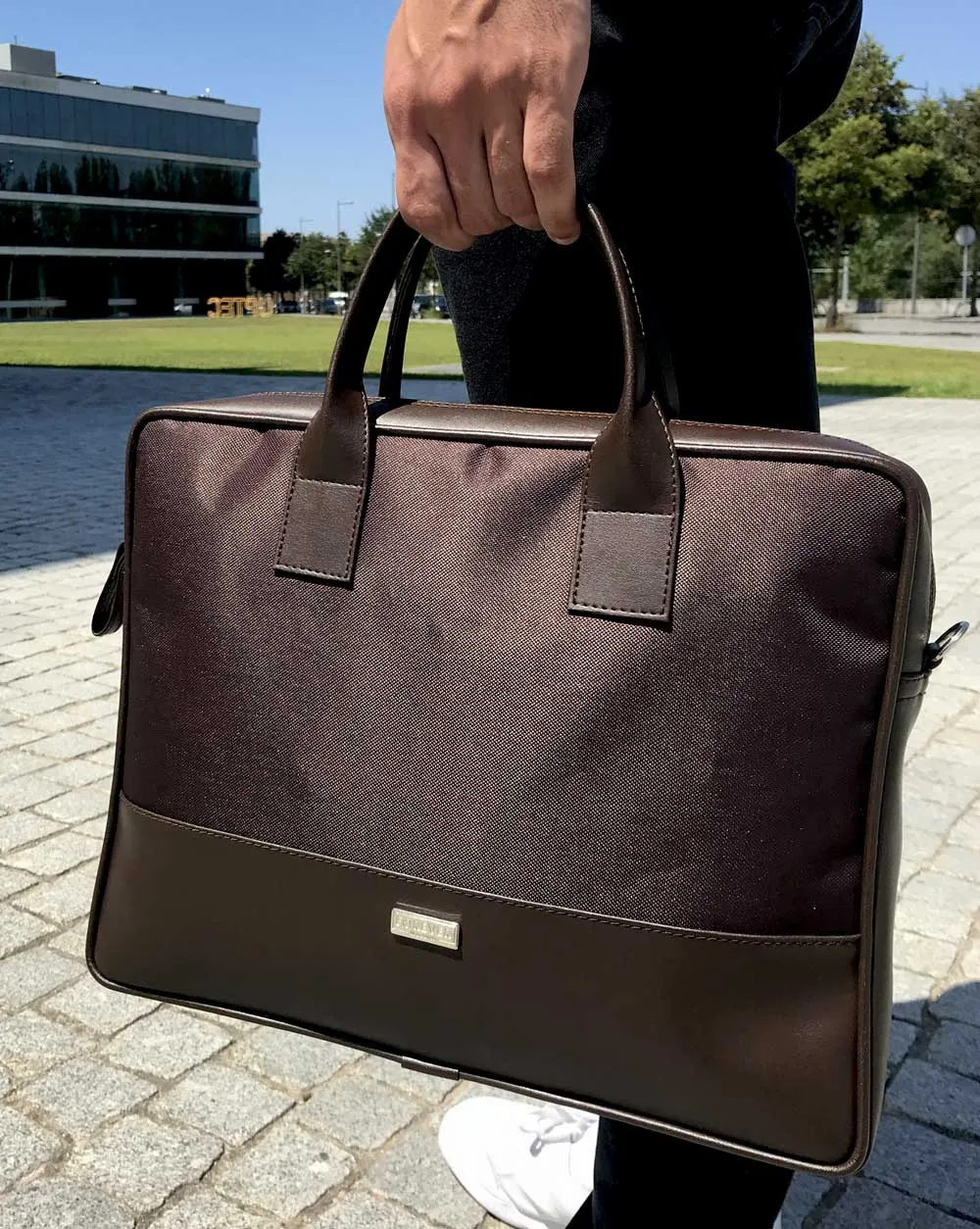 BOLD DEEP BROWN BRIEFCASE